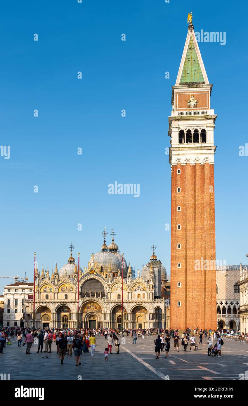 Venedig, Italien - 18. Mai 2017: Piazza San Marco oder Markusplatz.`s Basilica di San Marco und Campanile. Dies ist der Hauptplatz von Venedig. Stockfoto